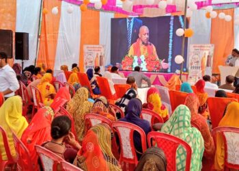 होली पर उज्ज्वला लाभार्थियों को गैस रिफिल सब्सिडी का प्रतीकात्मक चेक वितरित