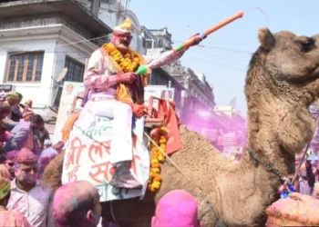 चौक में दिखी पिचकारी से रंगों की जंग!