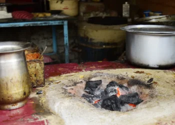 गैस सिलेंडर की किल्लत से ढाबों में धधक रहीं भट्टियां, कोयला-लकड़ी और इंडक्शन के बढ़े दाम