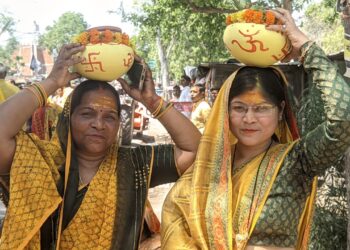 भव्य कलश शोभायात्रा के साथ श्रीमद्भागवत कथा का शुभारंभ