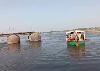 नदी में पलटी श्रद्धालुओं से भरी नाव , 10 लोगों की दर्दनाक मौत