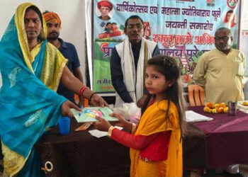 प्राथमिक विद्यालय पूरे घमहूं में निकली स्कूल चलो अभियान रैली, महात्मा ज्योतिबा राव फूले के जीवन से बच्चों को मिली प्रेरणा