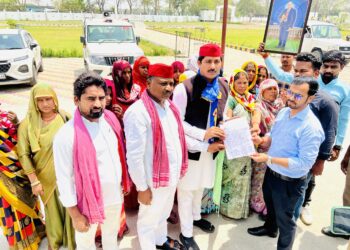 नरहरपुर विवाद ने पकड़ा तूल, सपा नेता के नेतृत्व में महिलाओं ने सौंपा ज्ञापन