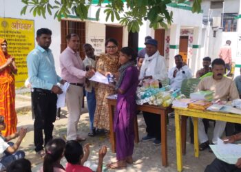 परीक्षा फल वितरण कार्यक्रम में बच्चों को किया गया सम्मानित