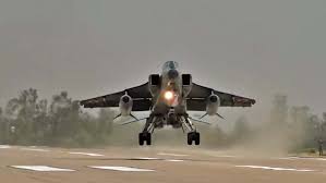 पूर्वांचल एक्सप्रेस-वे पर गूंजा आसमान, वायुसेना के जांबाजों ने दिखाया दम