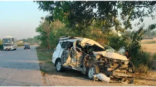 हाईवे पर भीषण टक्कर, सात घायल; वाहन से गांजा मिलने से मचा हड़कंप