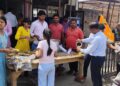 भीषण गर्मी में सेवा का संगम: बड़े मंगल पर भंडारे में पूड़ी-सब्जी व शरबत वितरण