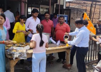 भीषण गर्मी में सेवा का संगम: बड़े मंगल पर भंडारे में पूड़ी-सब्जी व शरबत वितरण