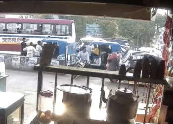 मड़ियांव में बेकाबू डंपर ने मचाई तबाही, चार घायल