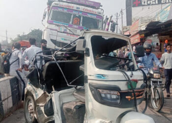मड़ियांव में बेकाबू डंपर ने मचाई तबाही, चार घायल