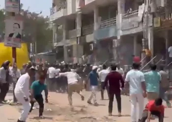 लखनऊ में भारी बवाल: पुलिस ने वकीलों को दौड़ा-दौड़ा कर पीटा