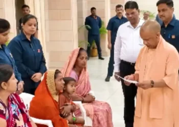 योगी आदित्यनाथ ने ‘जनता दर्शन’ में सुनीं 200 लोगों की समस्याएं
