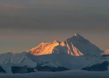 माउंट एवरेस्ट फतह कर लौट रहे दो भारतीय पर्वतारोहियों की दर्दनाक मौत, गाइडों की अथक कोशिशें भी रहीं नाकाम