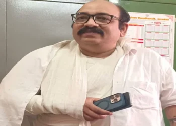 रेड कारपेट के नीचे छिपे गड्ढे में फंसकर गिरे एसीएमओ, हाथ में फ्रैक्चर