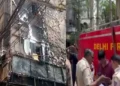 बच्चे को लेकर तीसरी मंजिल से कूद गई मां, नीचे धधक रही थीं आग की लपटें