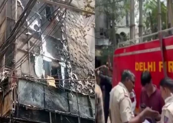 बच्चे को लेकर तीसरी मंजिल से कूद गई मां, नीचे धधक रही थीं आग की लपटें