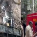 बच्चे को लेकर तीसरी मंजिल से कूद गई मां, नीचे धधक रही थीं आग की लपटें
