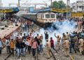 पटना में भारी बवाल: ट्रेन की देरी पर भड़के पुलिस कॉन्स्टेबल अभ्यर्थी, पुलिस ने दागे आंसू गैस के गोले